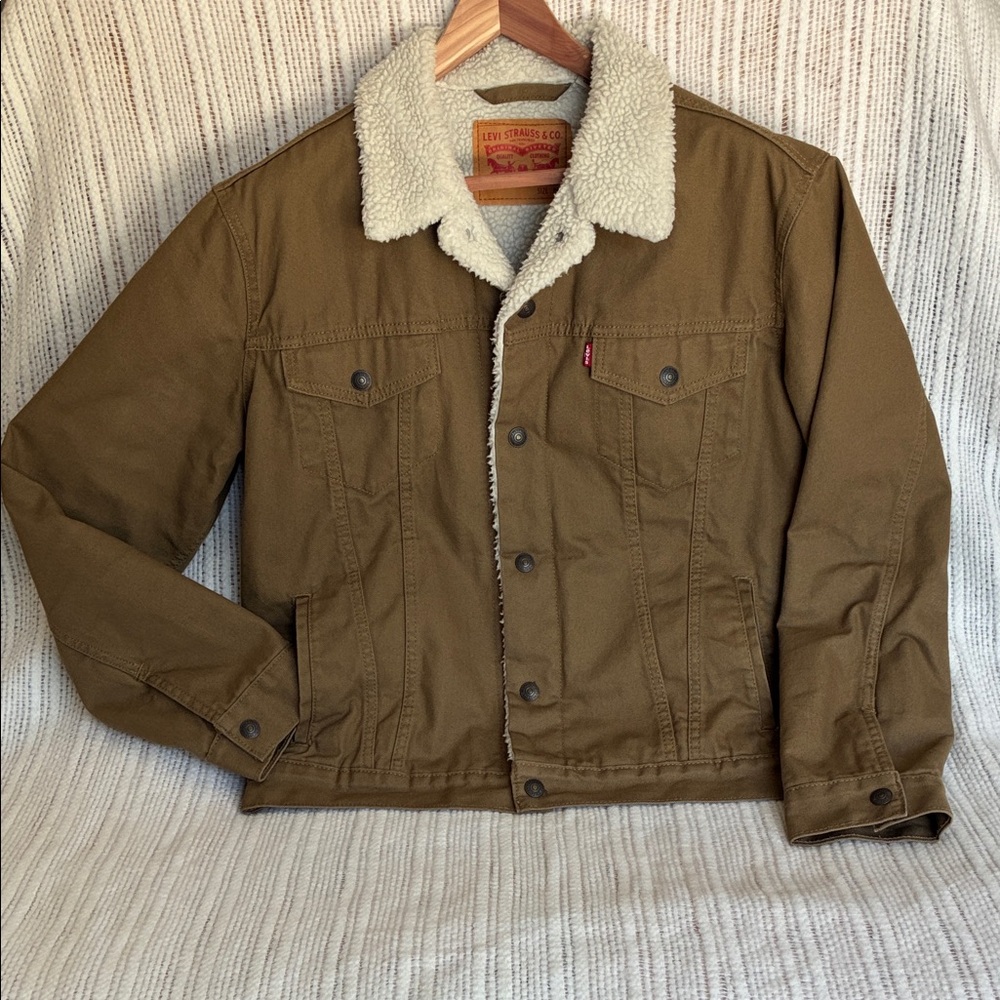 Levi's Tan Denim Sherpa Lined Trucker Jacket. Men’s Medium. NWOT.